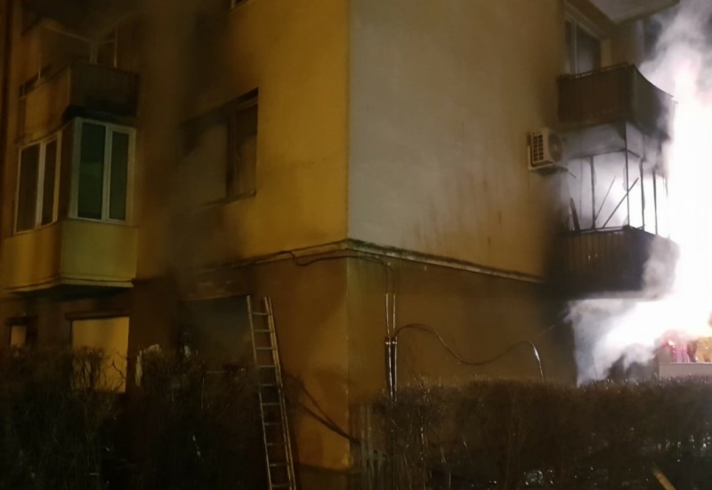 Incendiu la un bloc din Câmpina. O femeie de 20 de ani a ajuns la spital, intoxicată cu fum