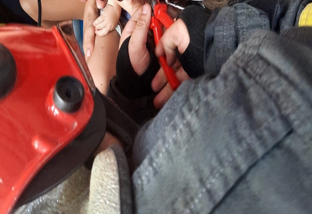 Un copil de aproximativ 3 ani din Dâmbovița a ajuns la spital după ce și-a prins mâna într-o mașină de tocat electrică