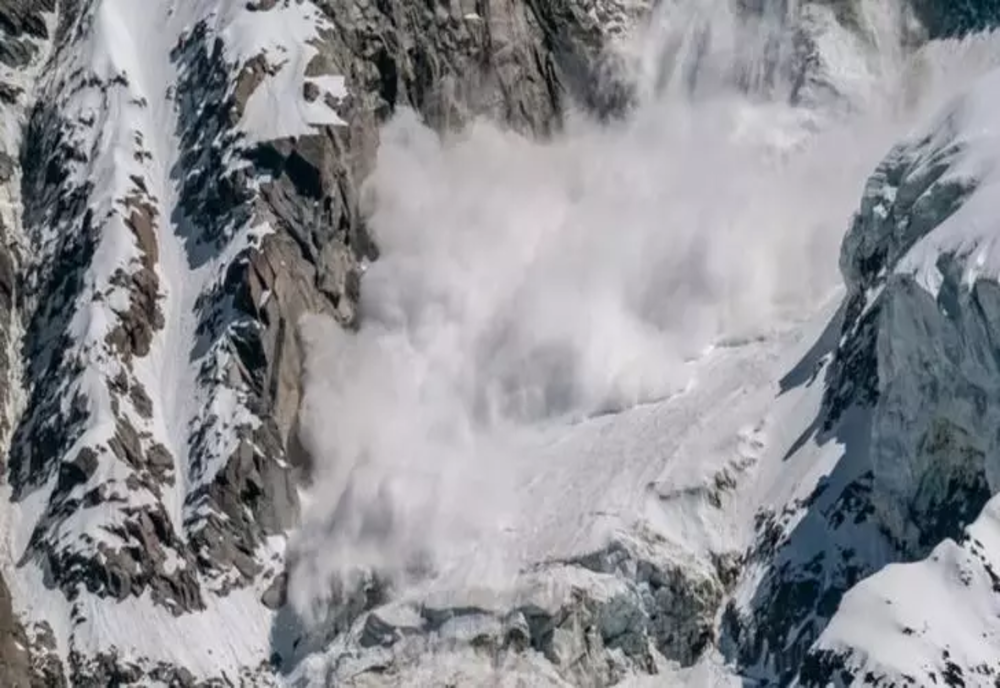 Situație hilară pe Mont Blanc. Cinci turişti români au încercat să urce pe munte purtând pantaloni scurţi, adidaşi şi pălării de paie