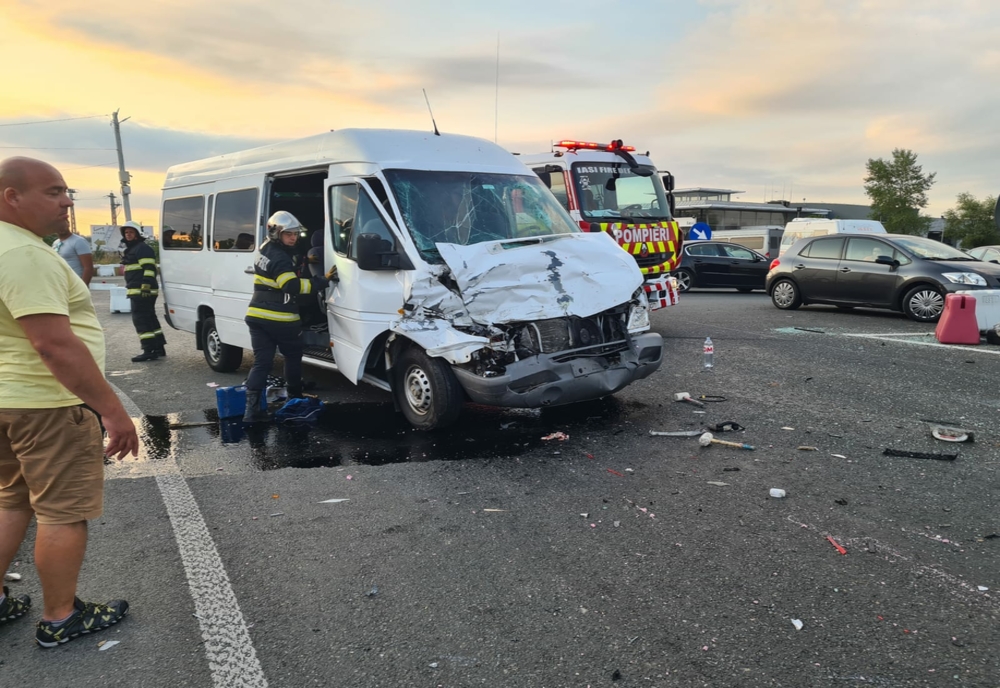 Accident cu 13 victime, la Lețcani! Impact puternic între o camionetă şi un microbuz