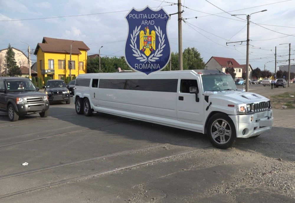 4 trăsuri, însoțite de aproximativ 40 de autoturisme și o limuzină imensă au blocat o stradă din Arad: era un alai de nuntă