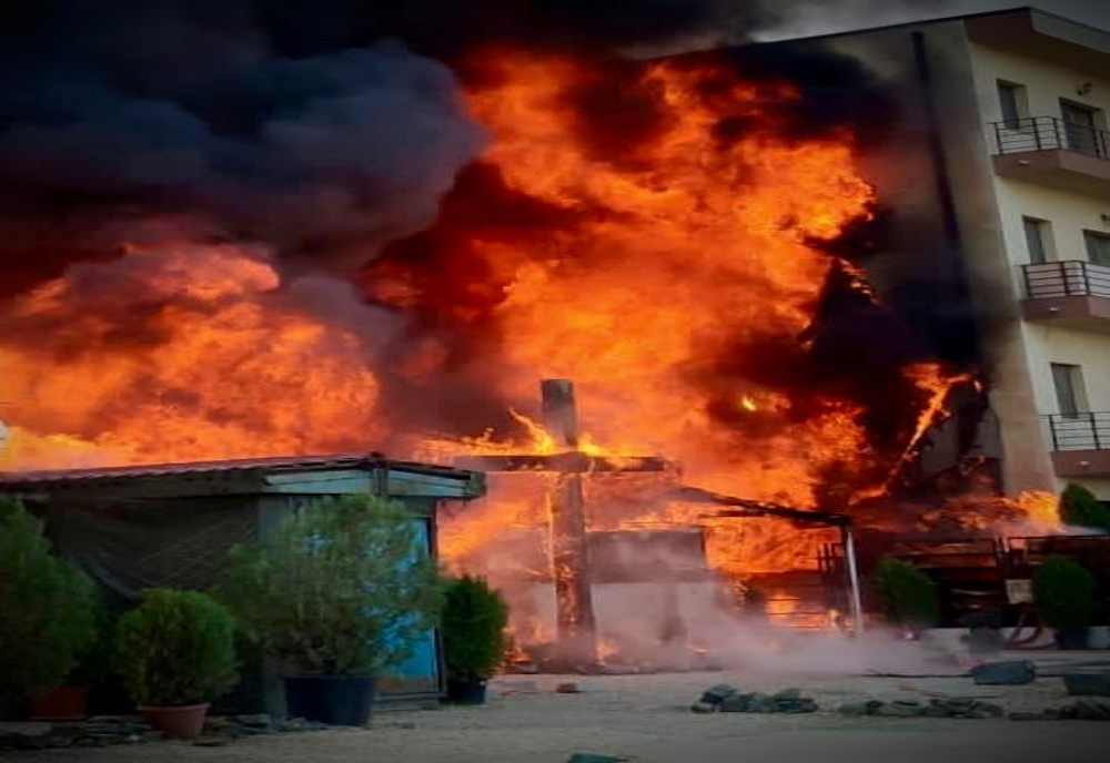 FOTO VIDEO Biserică în flăcări la Constanța