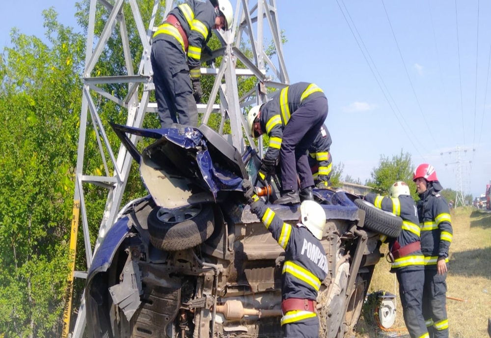 Accident teribil în Dâmbovița! Şofer rămas încarcerat într-o mașină răsturnată, după ce s-a izbit de un stâlp