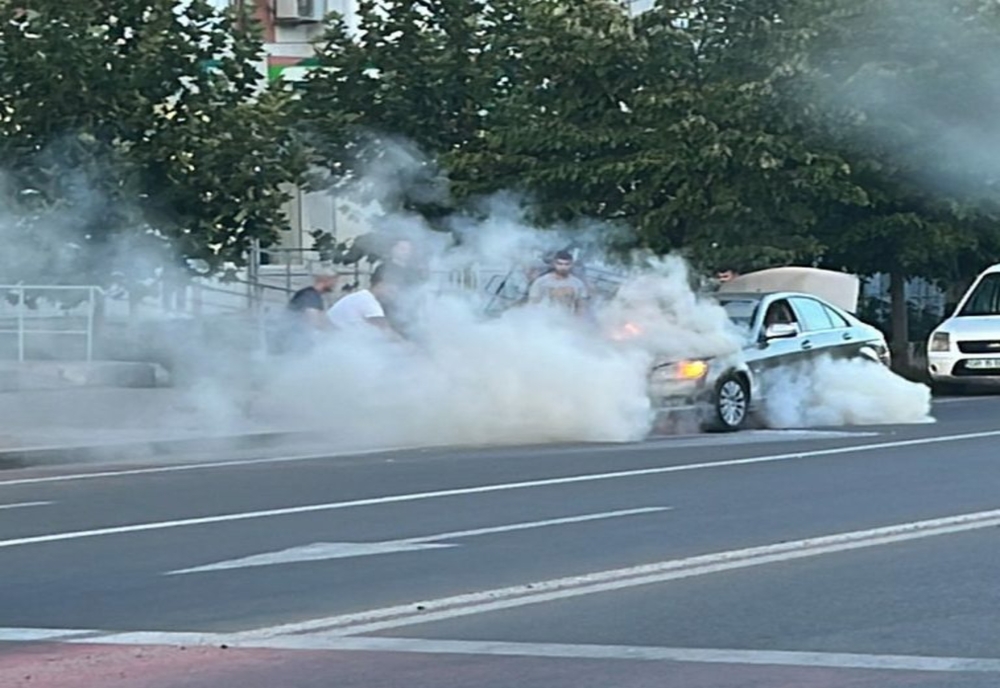 Un autoturism a luat foc pe Bulevardul Mihai Viteazu, din Giurgiu