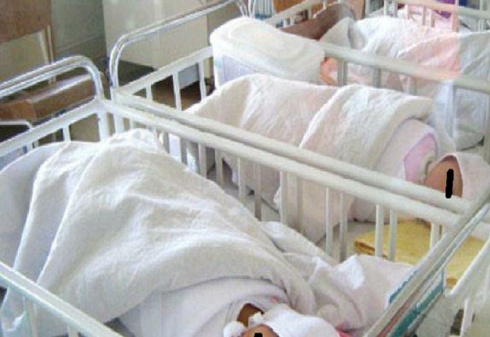 Bebelușii de la maternitatea din Ploiești sunt spălați cu apă încălzită de panourile solare