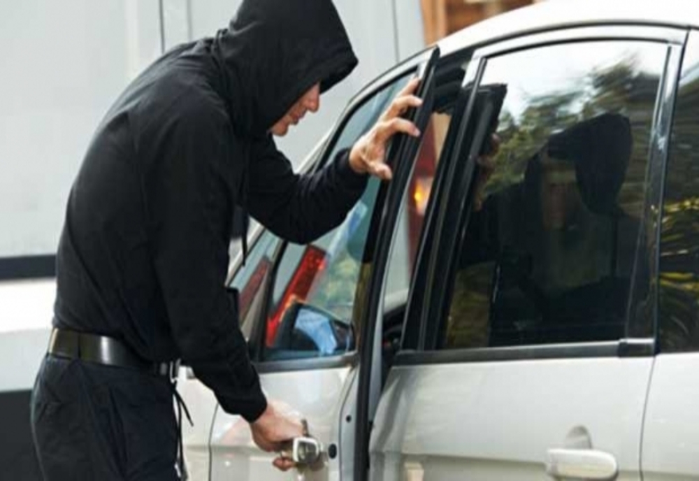 Un tânăr de 22 de ani este cercetat pentru mai multe furturi din autoturisme
