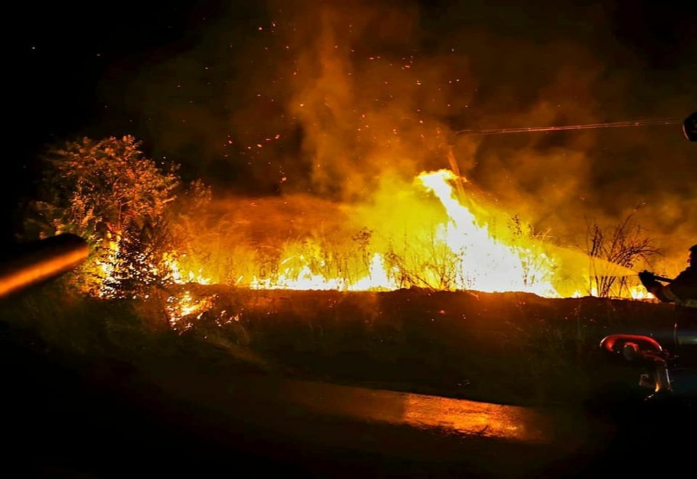 5000mp de vegetaţie uscată mistuite de flăcări, la Hodivoaia. Flăcările au ajuns până la DJ 504