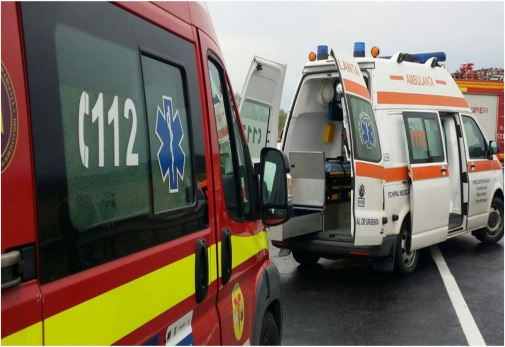 Un bărbat şi un copil, cetățeni străini, transportaţi la spital după ce motocicleta pe care se aflau a fost lovită de un autoturism, pe Transfăgărăşan