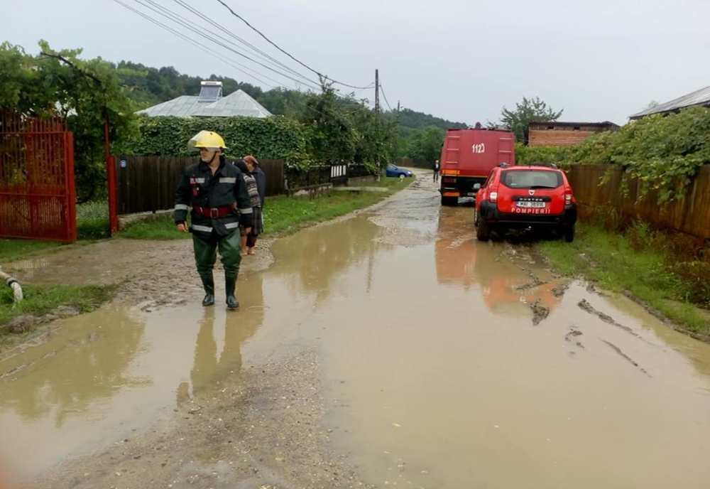 Gospodării inundate în Dâmbovița. Pompierii au intervenit pentru evacuarea apei