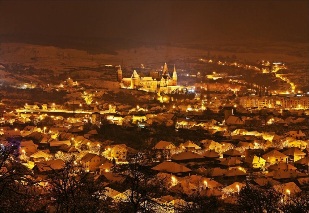 Iluminatul public se reduce la jumătate în Hunedoara. Castelul Corvinilor nu va mai fi iluminat noaptea