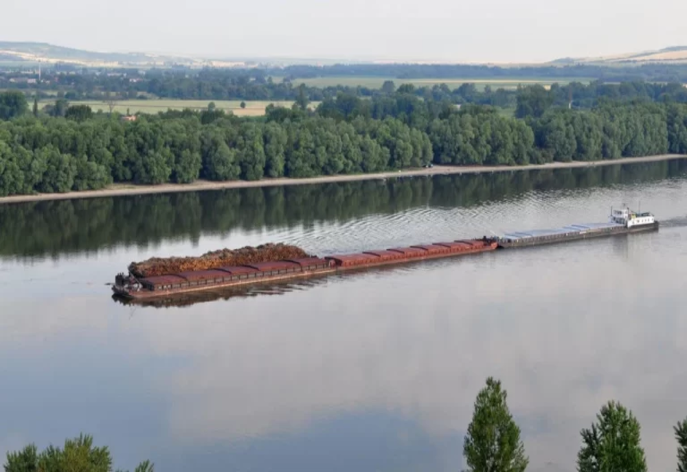 Sute de vase sunt reţinute pe tronsonul româno-bulgar al Dunării din cauza nivelului scăzut al apei