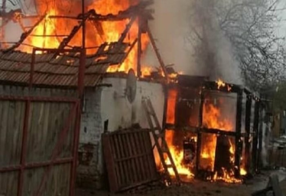 Incendiu la un depozit de hârtie din Craiova: Focul se manifestă pe 400 de metri pătraţi