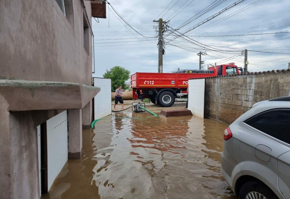 Gospodării inundate și copaci doborâți de vânt în Dâmbovița! Pompierii militari au intervenit