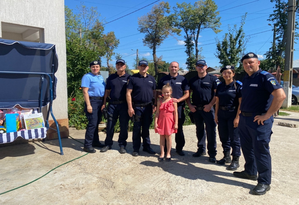 Video: Jandarmii gălățeni au ajuns astăzi la Anya, o fetiță în vârstă de 8 ani, refugiată din Ucraina, care-și dorea o păpușă