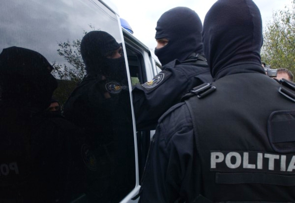 VIDEO Operațiune de amploare în Constanța.10 traficanți de droguri săltați de mascați