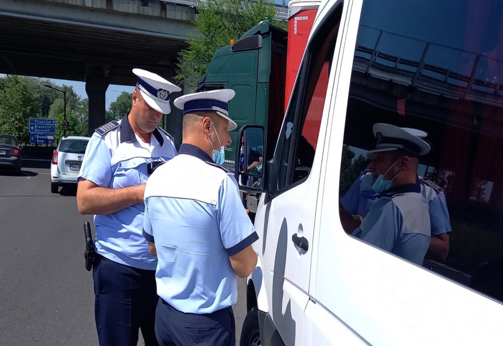 Acţiune a poliţiştilor pentru verificarea transportului public de persoane