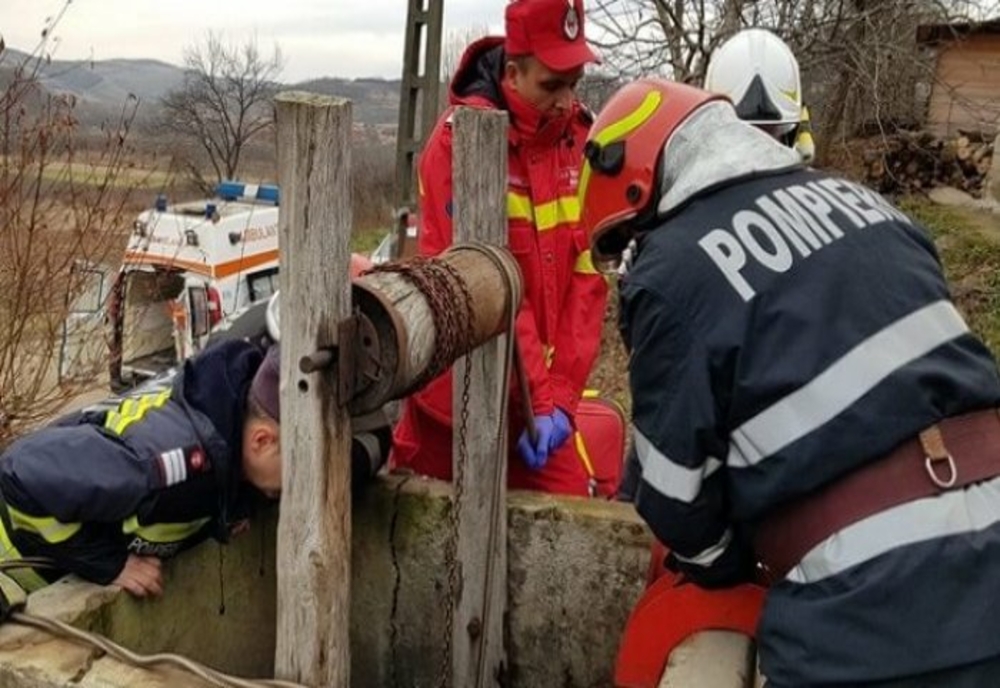 Femeie salvată de pompierii prahoveni dintr-o fântână de 8 metri adâncime