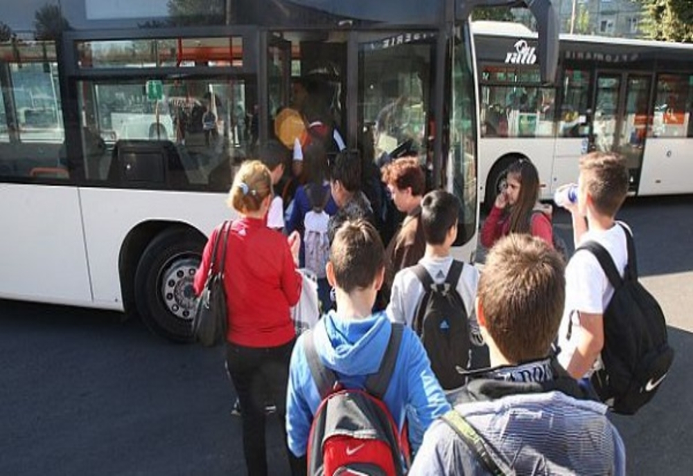 Hunedoara: Preşedintele CJ susţine asigurarea transportului la şcoală şi a meselor calde pentru elevi