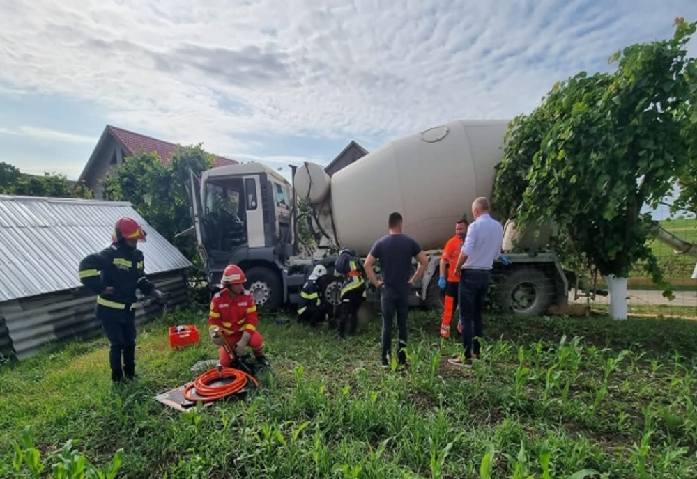 Accident pe drumul dintre Dumbrăvița și Giarmata Vii. Impact între un autoturism și o betonieră