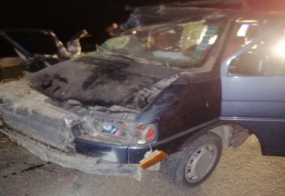 Accident teribil pe drumurile din Constanța. Un microbuz cu 8  persoane a intrat într-o remorcă