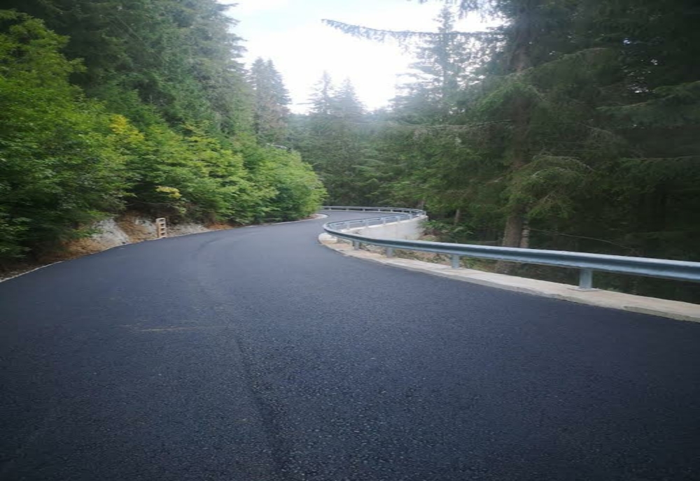 Dâmbovița: Primul strat de asfalt turnat pe unul cele mai importante drumuri din Bucegi
