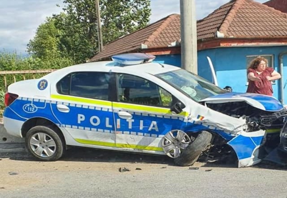 Maşină de poliţie, implicată într-un accident rutier în Hunedoara. Trei victime