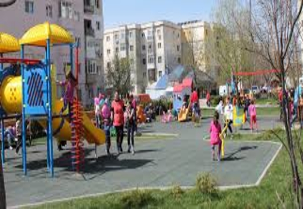 Incident la un loc de joacă din Giurgiu. Doi copii au rămas blocaţi într-un tobogan defect