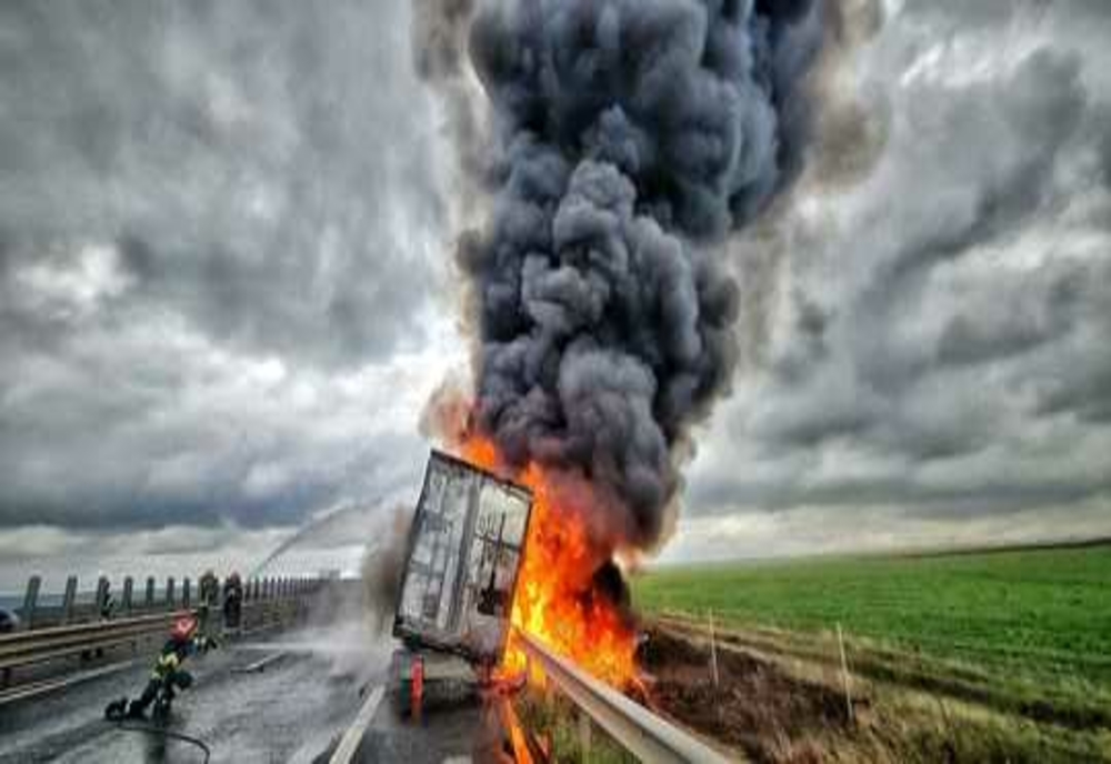 Accident grav pe autostrada Arad-Timișoara. Un TIR încărcat cu mase plastice a luat foc