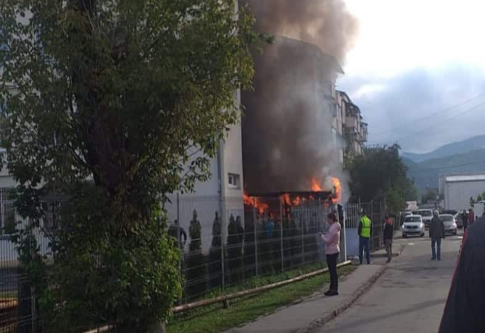 Incendiu violent la o școală din Hunedoara – Peste 400 de elevi și profesori au ieșit rapid din clădire
