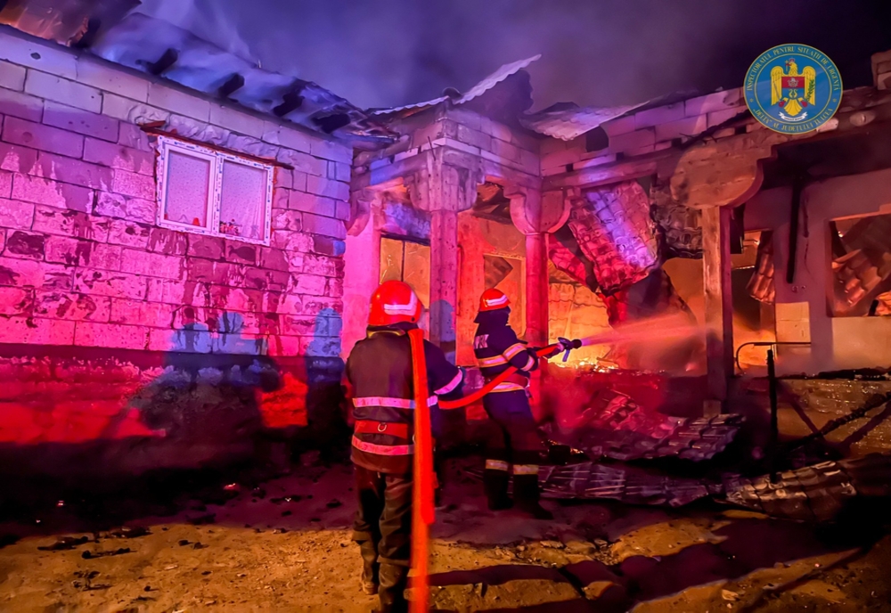 VIDEO Case mistuite de flăcări în Babadag. Focul pus intenționat