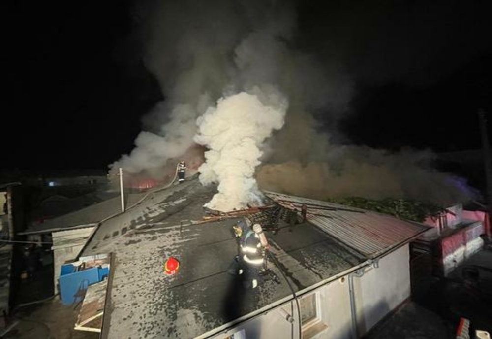 Incendiu în Sectorul 5 al Capitalei: Patru case au fost cuprinse de flăcări