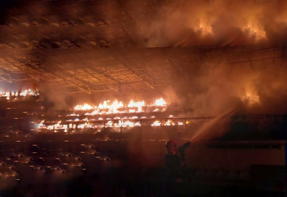 FOTO VIDEO Stadionul din Slobozia lovit de trăsnet. Tribuna oficială în flăcări