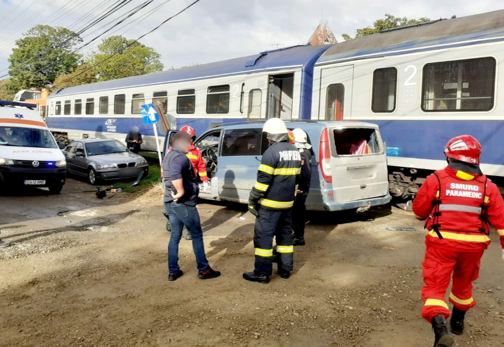 Autovehicul acroșat de tren în Rădăuți