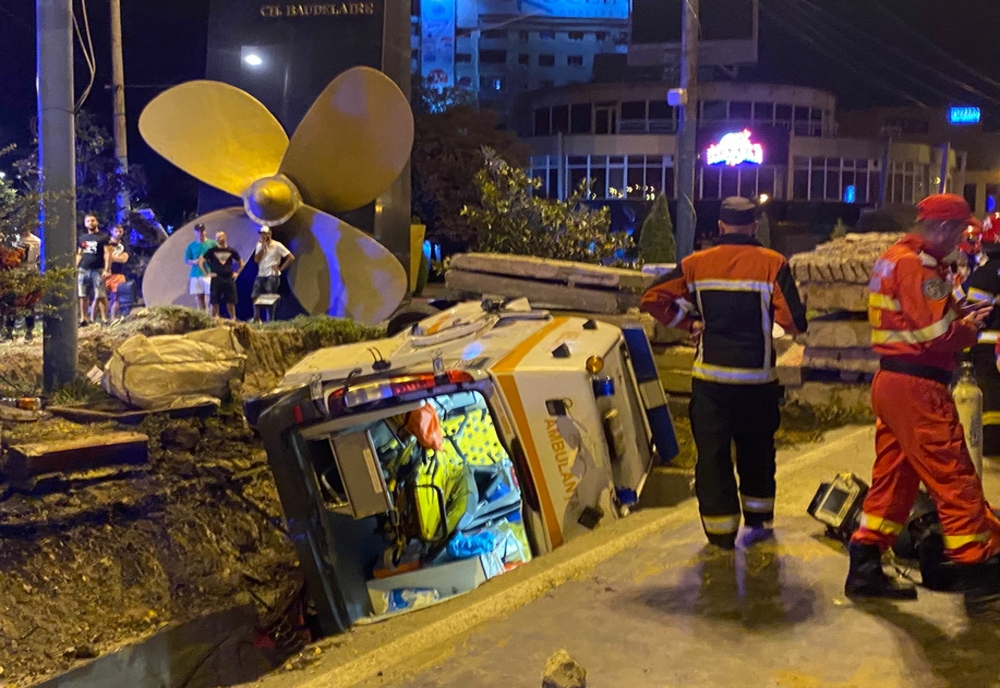 Ambulanță răsturnată în șanț, la Constanța. Cinci răniți