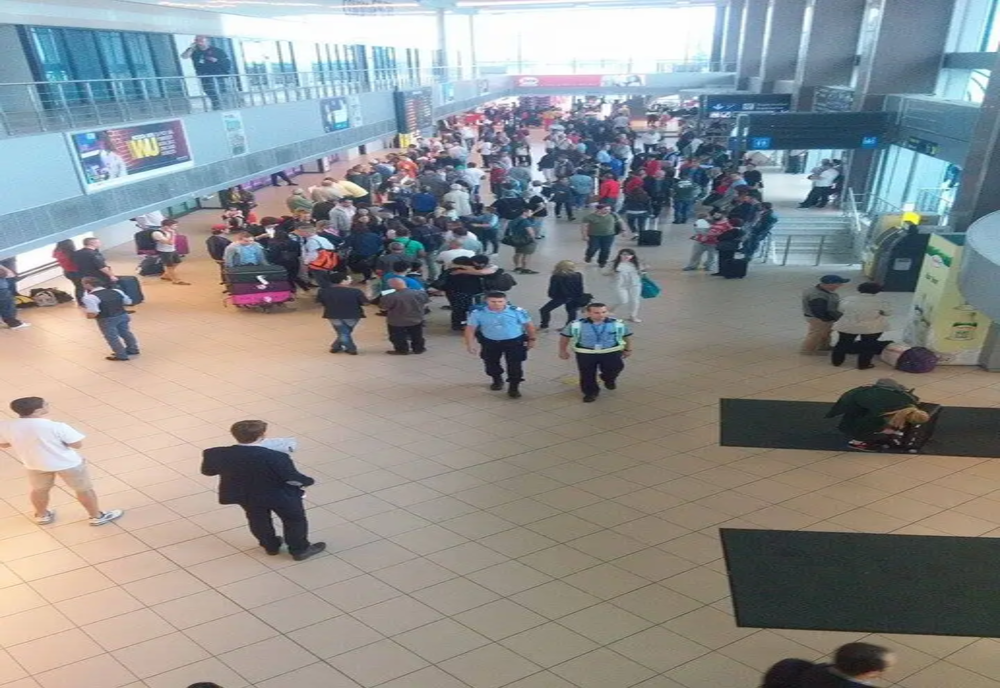 Dacă ajungeţi pe Aeroportul Henri Coandă aţi putea aștepta mai mult să vă recuperaţi bagajele