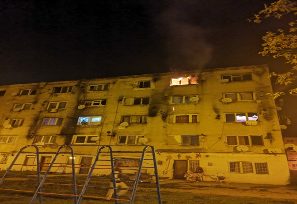 Incendiu puternic la ultimul etaj al unui bloc din Călan