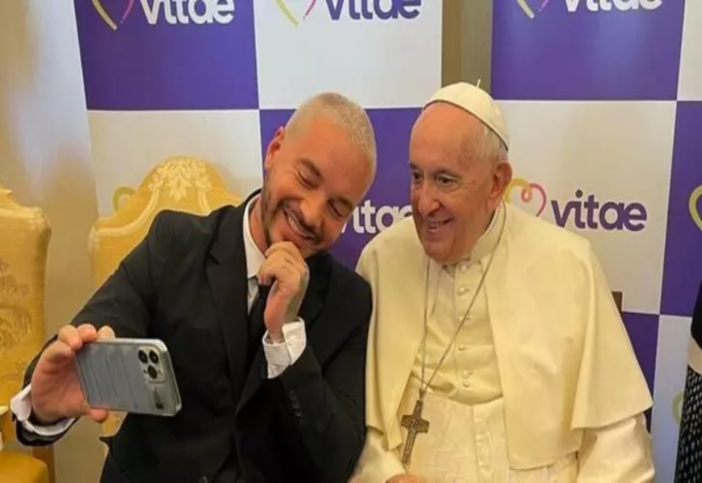 J Balvin și-a făcut un selfie cu Papa Francisc, în Vatican: „Gașca latino” | FOTO
