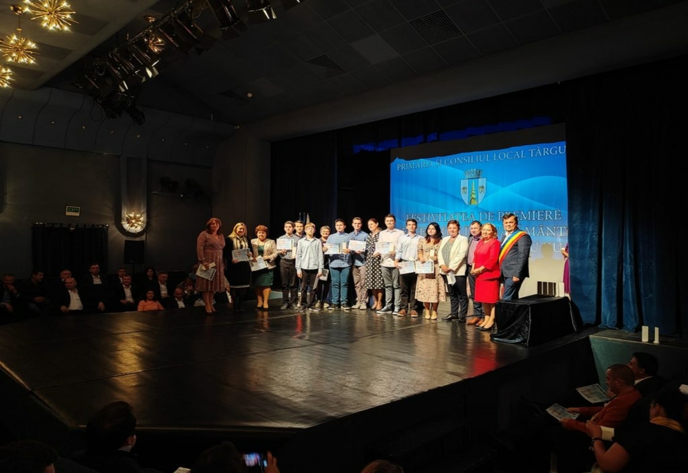 Târgu Jiu: Elevii cu rezultate, premiaţi de primărie