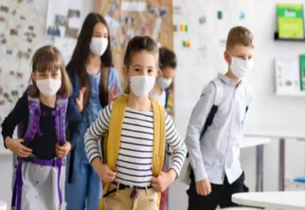 Anul școlar 2022-2023. Masca revine în școli – Regulile anunțate de Ministerul Sănătății pentru COVID-19 și gripa sezonieră