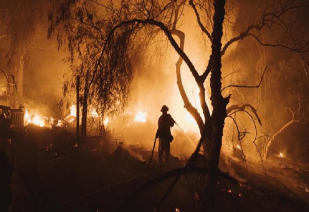 Incendiu puternic în SUA. Doi morţi şi mii de evacuări în urma dezastrului din California