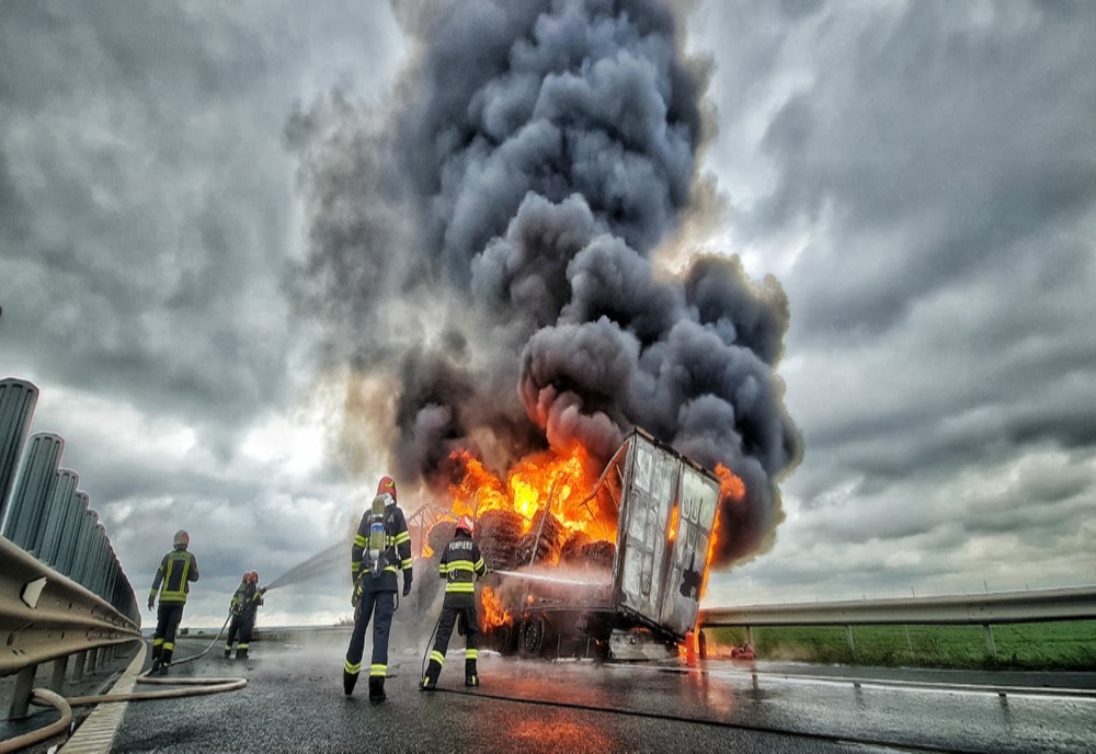 Incendiu puternic, trafic deviat: Un tir încărcat cu mase plastice a luat foc pe autostrada A1 Deva – Nădlac