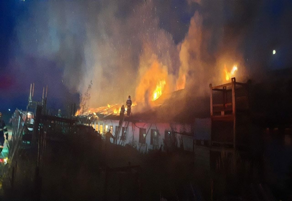 Un incendiu a devastat un depozit de mobilă de lângă Timișoara. VIDEO