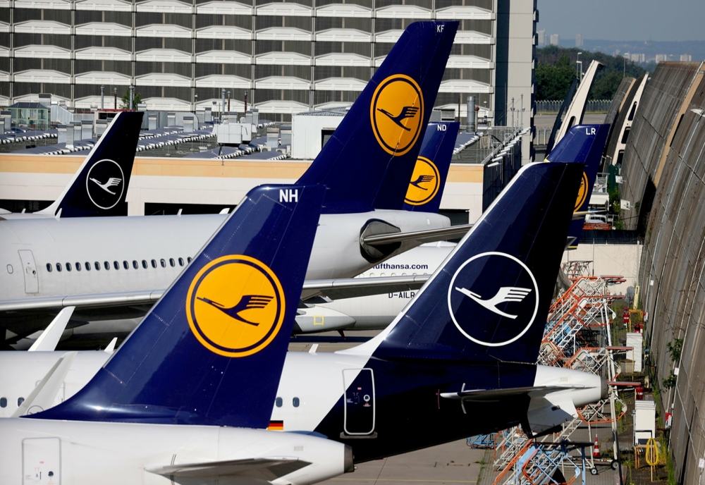Lufthansa anulează vineri sute de zboruri. Sute de mii de pasageri afectați, haos pe aeroporturile europene