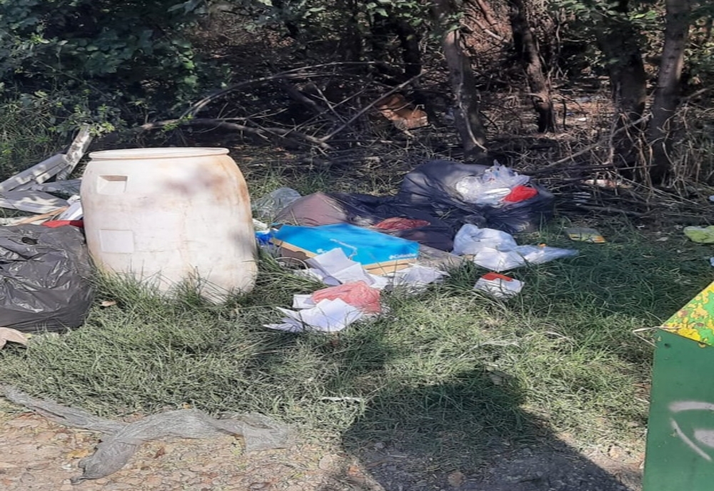 Identificați de polițiștii locali buzoieni după o factură găsită printre gunoaiele aruncate