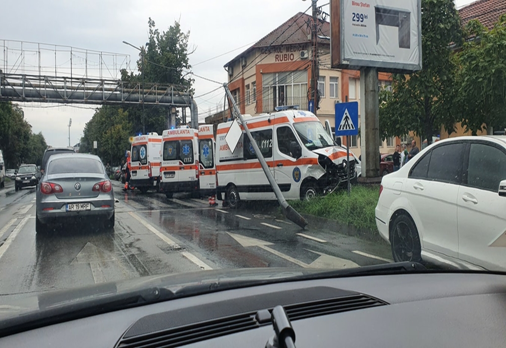 Accident: ambulanță care transporta un pacient în stare gravă, proiectată într-un stâlp