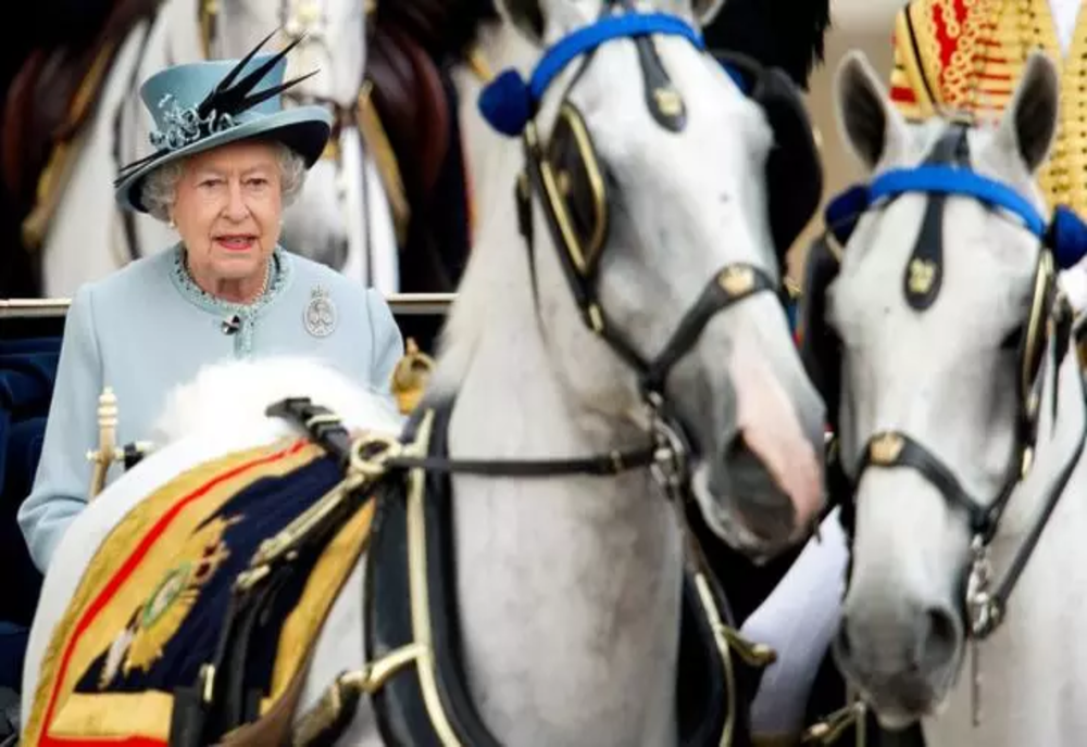 Povestea celor peste 5.000 de pălării ale Reginei. De ce le purta Elisabeta a II-a o singură dată – FOTO