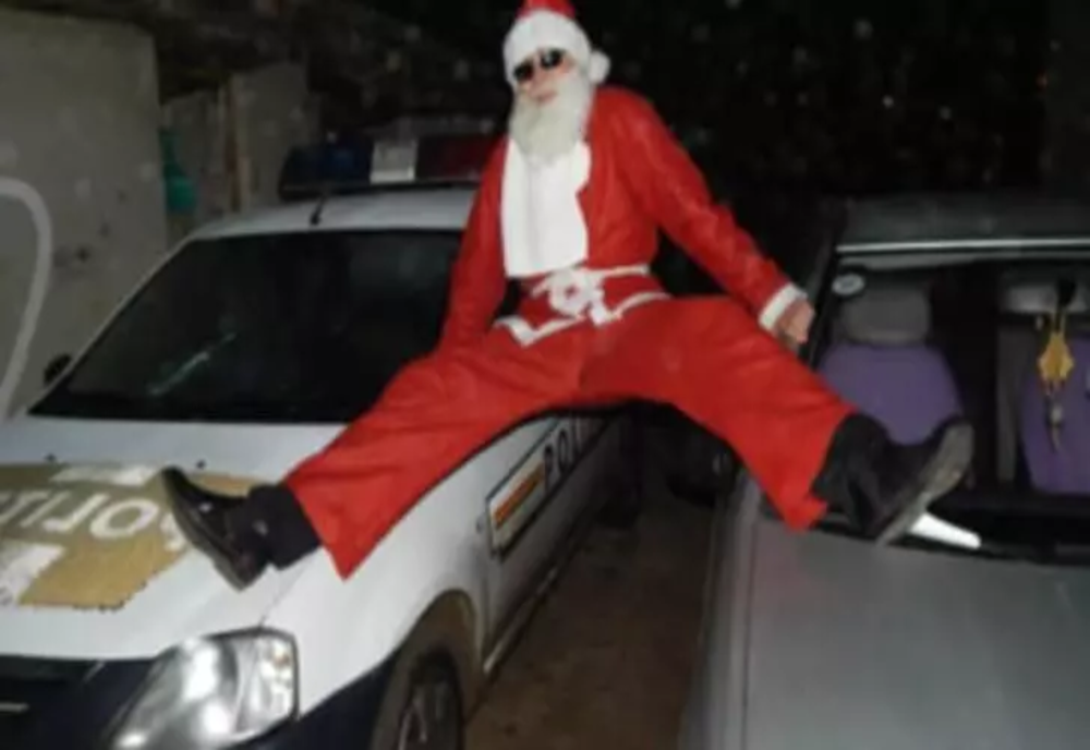 Un primar îi cere ministrului de Interne înlocuirea șefului de post: „Îmbrăcat în Moș Crăciun, a făcut șpagatul pe mașina Poliției!”