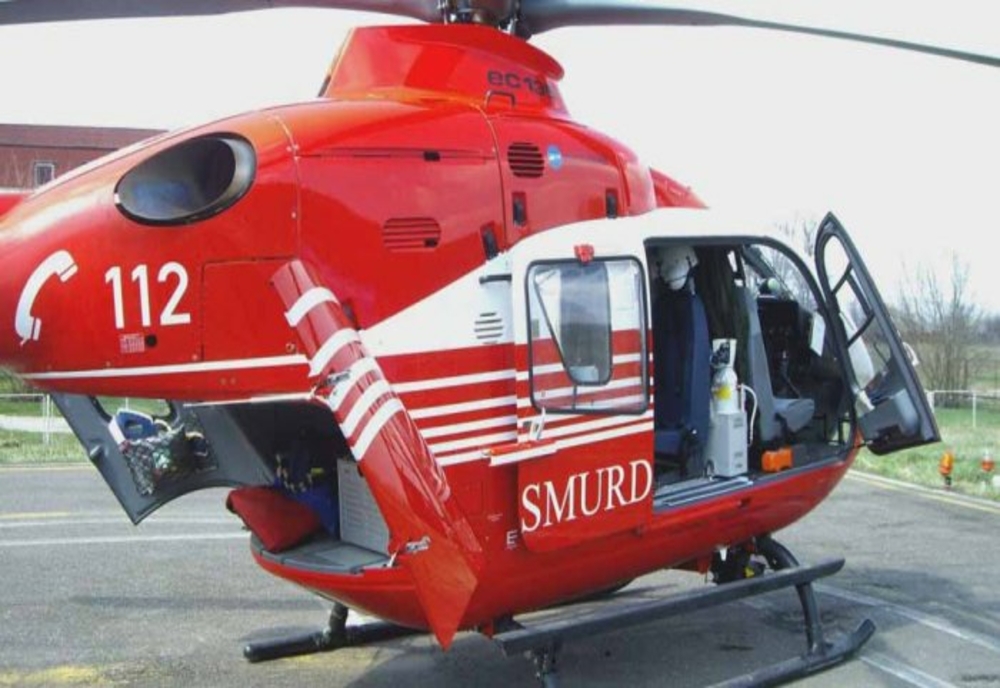 Bărbat transportat cu elicopterul SMURD la spital, după ce a căzut de la trei metri înălțime