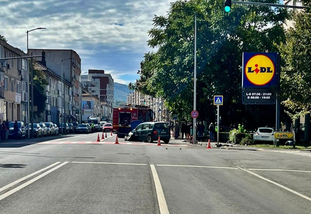 FOTO: O șoferiță din Cluj a provocat un accident rutier în Zalău! Ea și o femeie aflată pe trotuar au ajuns la spital