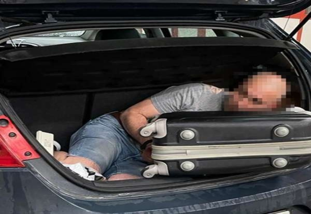 Bărbat căutat de poliție, găsit în portbagajul unei maşini. Era condamnat la 10 ani de închisoare și încerca să fugă din ţară